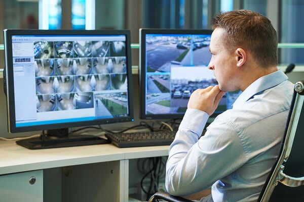Mann nutzt Videoüberwachung