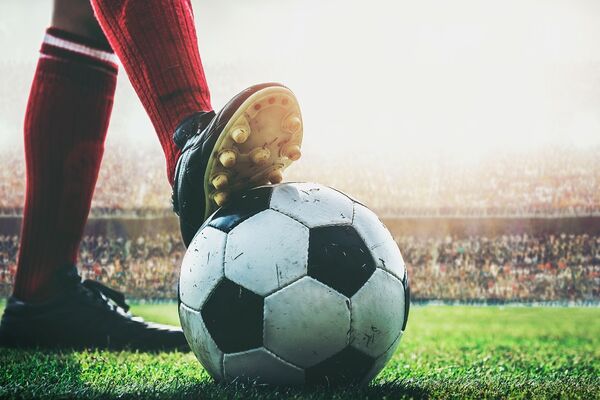 Fuß am Fußball im Stadion