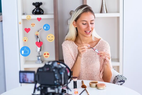 Influencerin stellt Make Up im Instagram Livestream vor