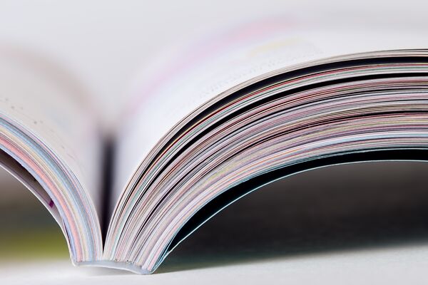 Buch liegt auf Schreibtisch