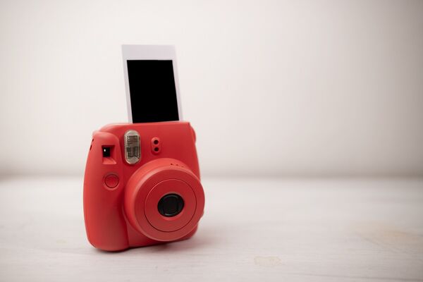 Rote Kamera mit Polaroid Foto