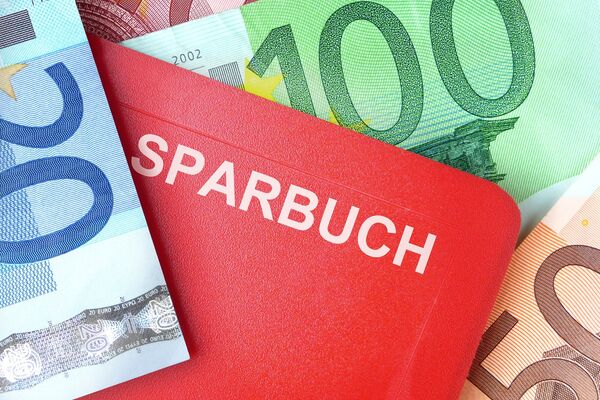 Sparbuch auf Geldscheinen