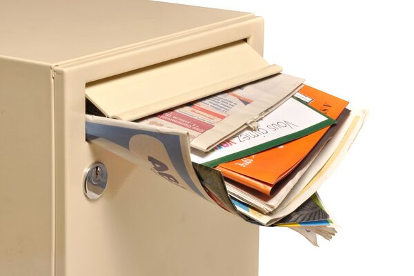 Postkasten mit Werbung und Briefen