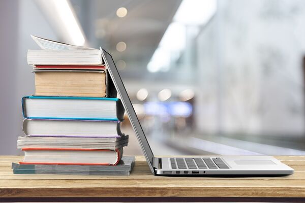 Laptop vor Büchern