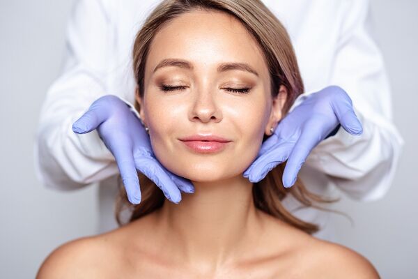 Frau bei Kosmetik Behandlung
