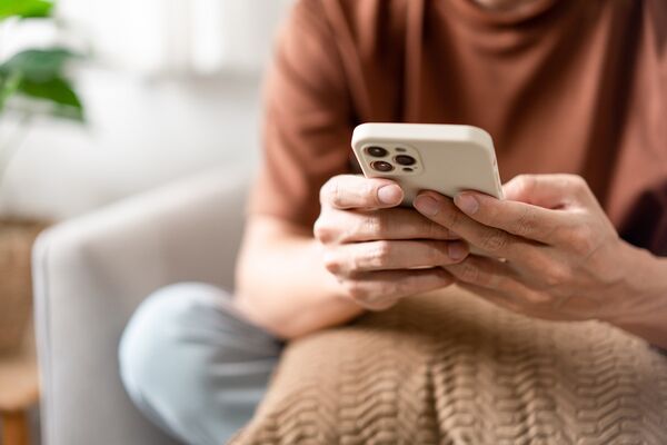 Mann verwendet iPhone