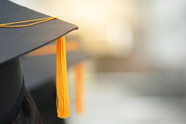 Studentin bei der Abschlussfeier