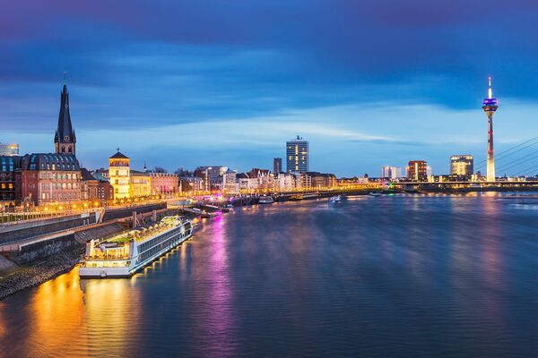 Rheinschiff fährt entlang der Düsseldorfer Skyline