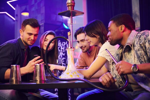 Gruppe in einer Shisha Bar